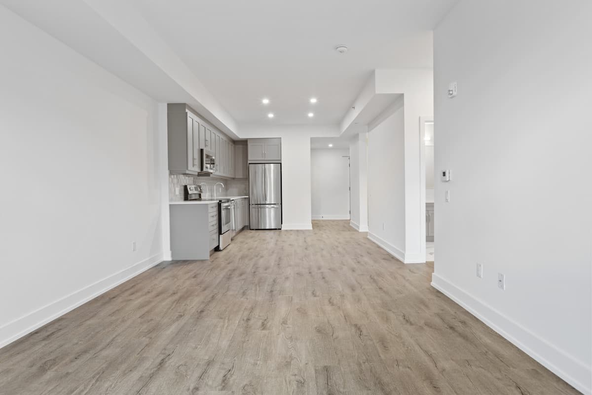 Leere Wohnung mit Blick in die Küche