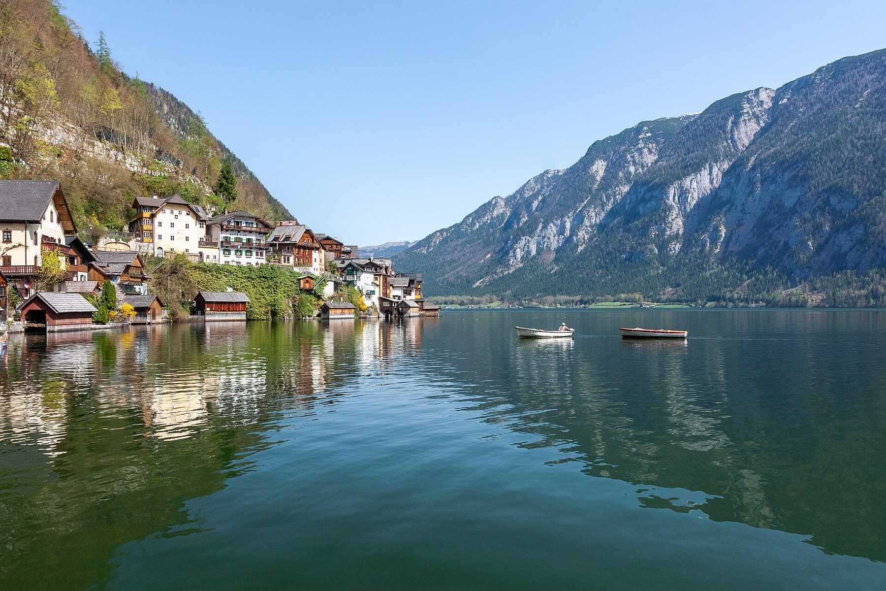 Hallstatt am See, Häuser am Ufer vor den Bergen